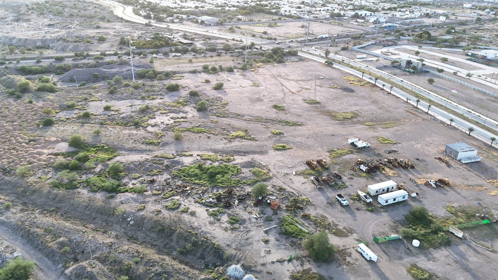 Vista lateral del terreno comercial
